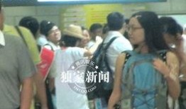 何炅机场爆料视频播放,揭秘明星日常幕后趣事